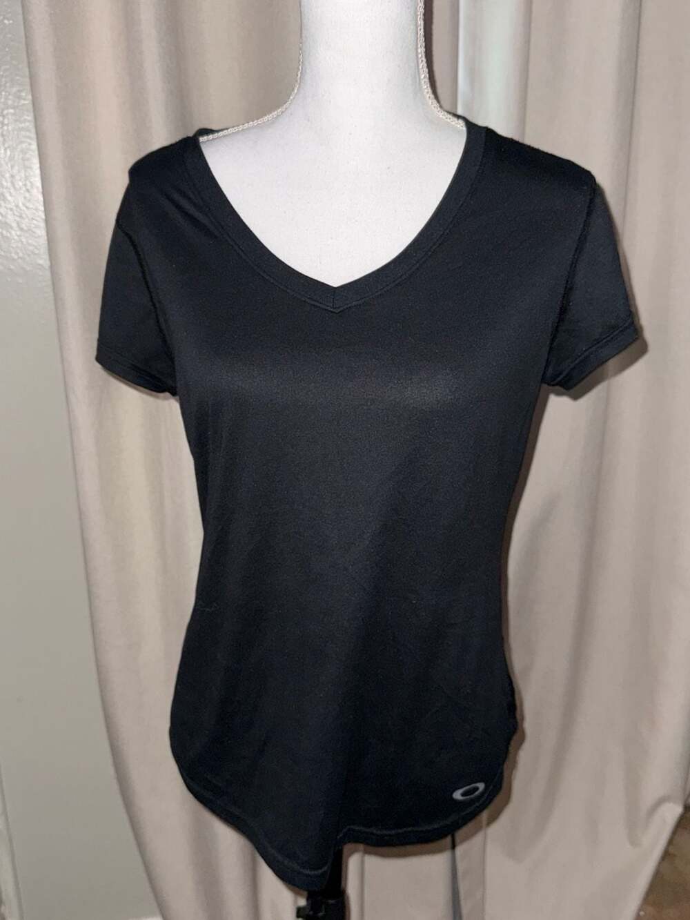Oakley V-Neck Athletic T-Shirt Size M Black